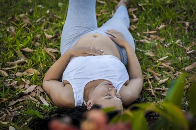 Jak rozpoznać dni płodne? Jak wyznaczyć moment owulacji i możliwości zajścia w ciążę.