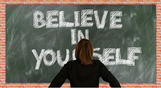 Jak budować pewność siebie? Czy w ogóle da się zbudować pewność siebie? - Nauczycielka przed tablicą w szkole