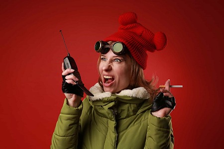 Toksyczna, zwariowana kobieta w zimowej kurtce, czapce i papierosem w ręku