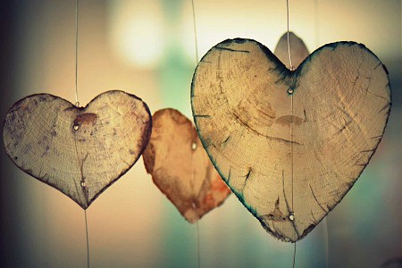 Miłość własna, czyli pokochać siebie i praktykować poczucie własnej wartości - drewniane serca